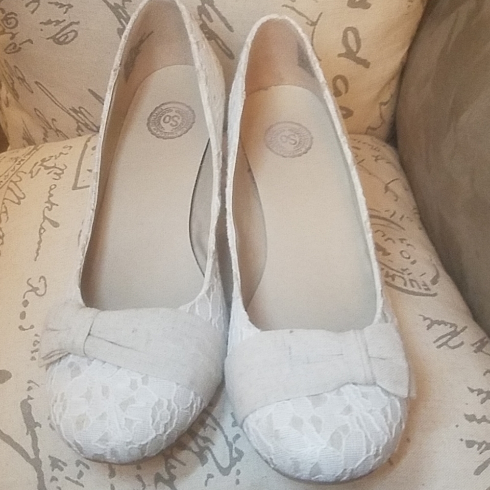 Lace cream looking small heel